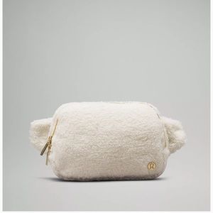 NWT LuluLemon Everywhere Belt Bag 2L Fleece